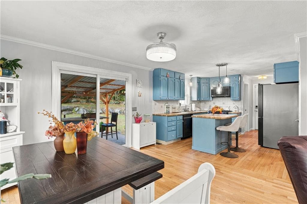 Single Family Residence at 18 Pineridge Drive, Smithfield, photo 11 of 49