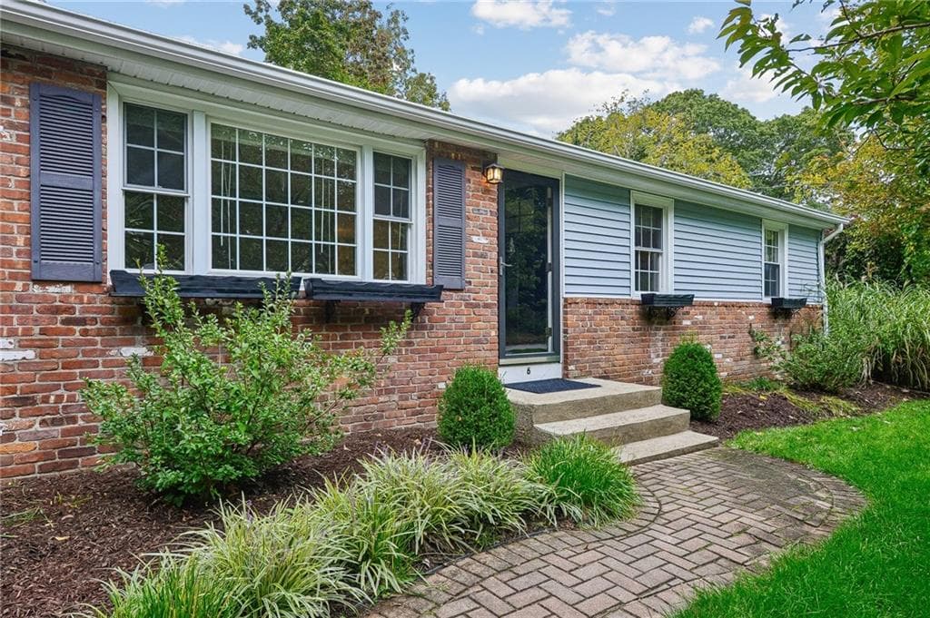 Single Family Residence at 6 Wampanoag Circle, North Kingstown, photo 2 of 27