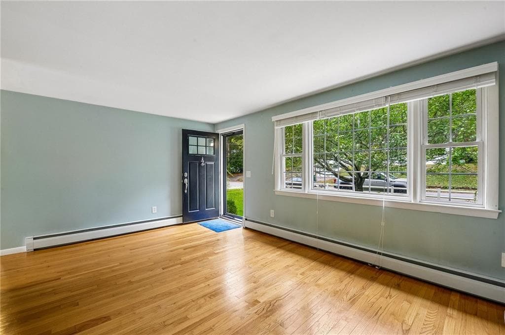 Single Family Residence at 6 Wampanoag Circle, North Kingstown, photo 6 of 27