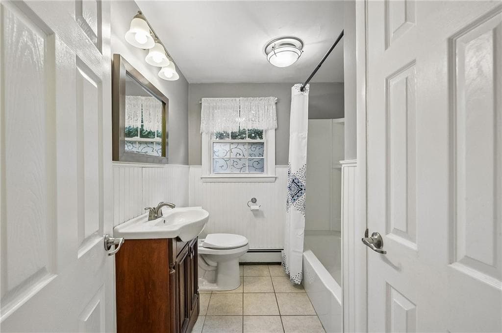 Single Family Residence at 6 Wampanoag Circle, North Kingstown, photo 13 of 27