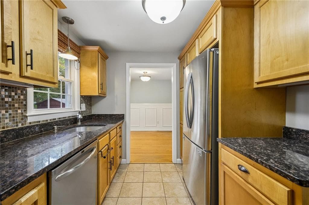 Single Family Residence at 6 Wampanoag Circle, North Kingstown, photo 12 of 27
