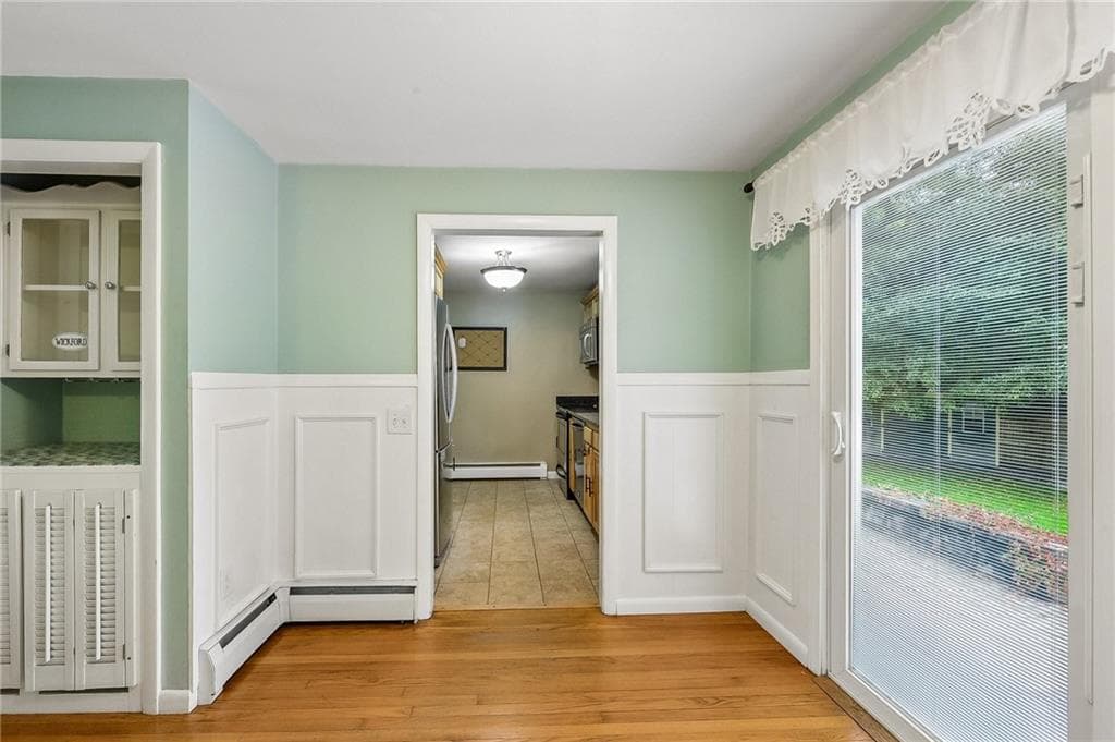 Single Family Residence at 6 Wampanoag Circle, North Kingstown, photo 7 of 27