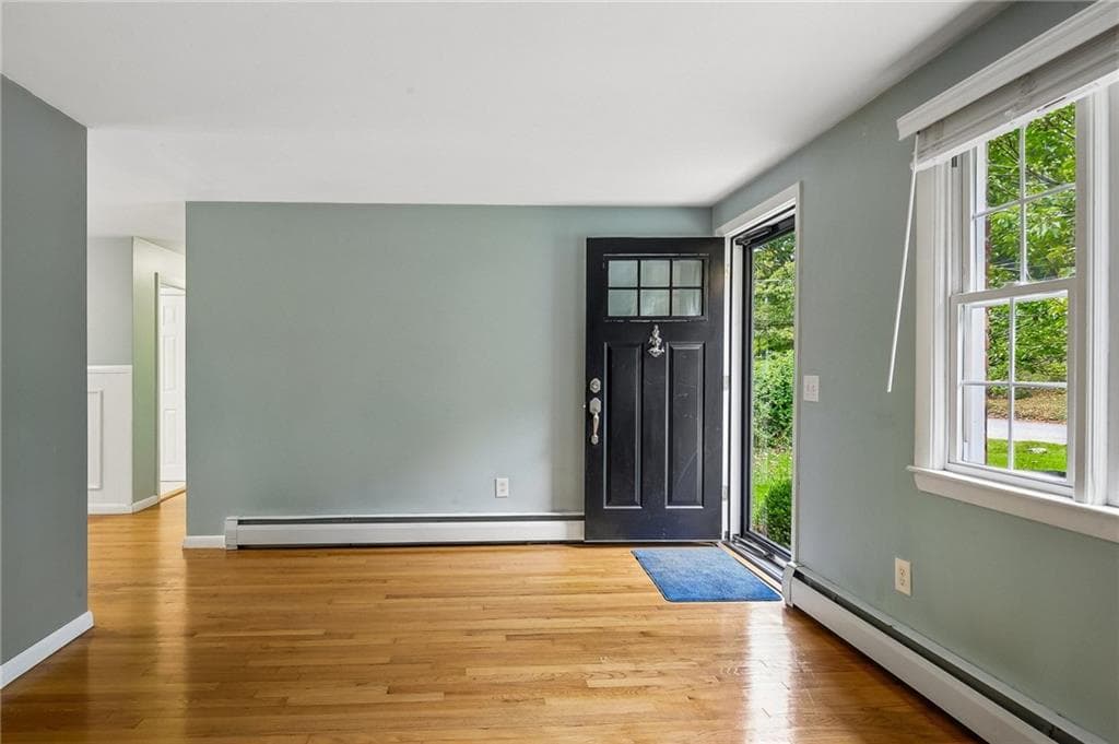 Single Family Residence at 6 Wampanoag Circle, North Kingstown, photo 5 of 27
