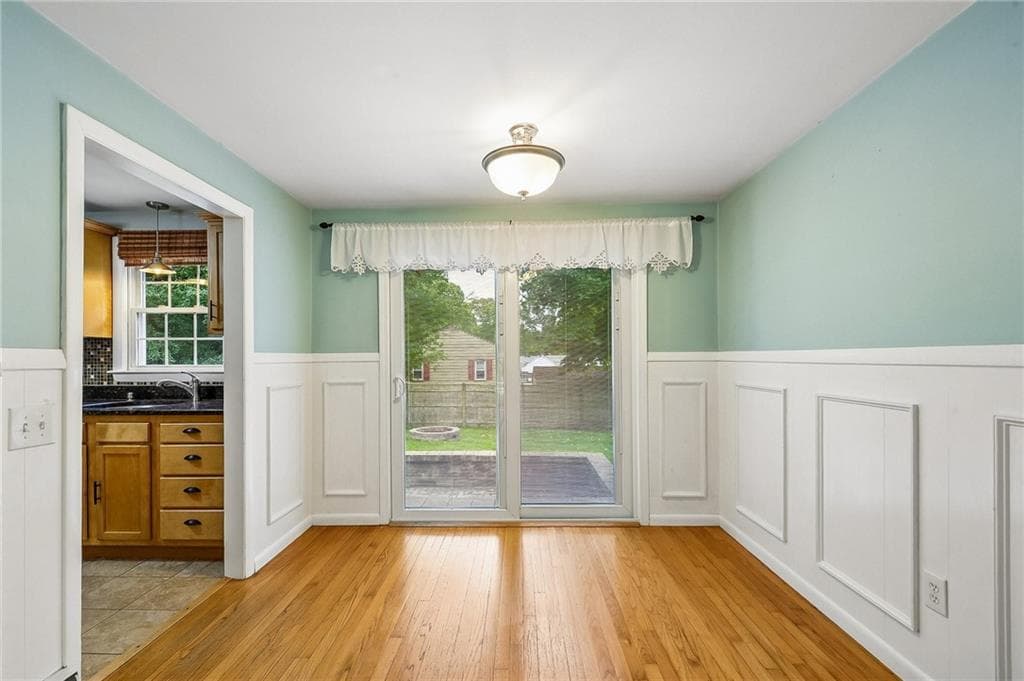 Single Family Residence at 6 Wampanoag Circle, North Kingstown, photo 9 of 27