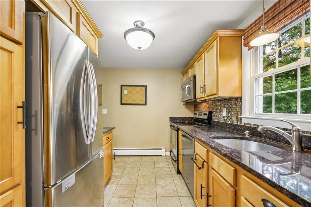 Single Family Residence at 6 Wampanoag Circle, North Kingstown, photo 10 of 27