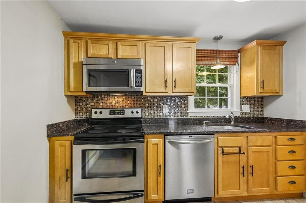 Single Family Residence at 6 Wampanoag Circle, North Kingstown, photo 11 of 27