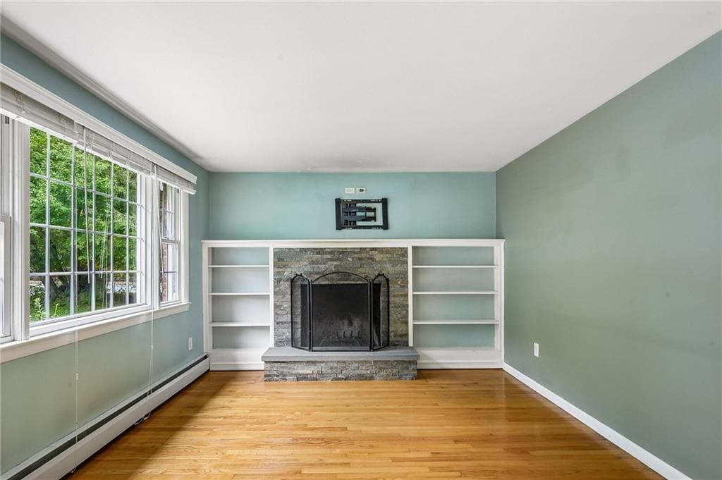 Single Family Residence at 6 Wampanoag Circle, North Kingstown, photo 4 of 27