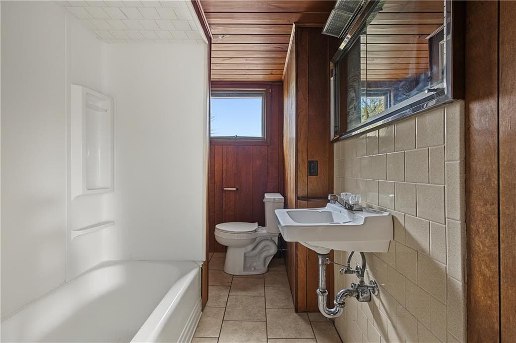 Multi Family at 84 Avenue C, Woonsocket, photo 18 of 25