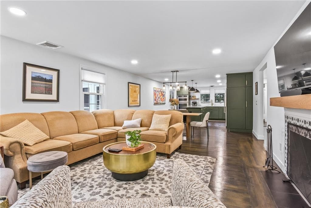 Single Family Residence at 804 Love Lane, Warwick, photo 11 of 47
