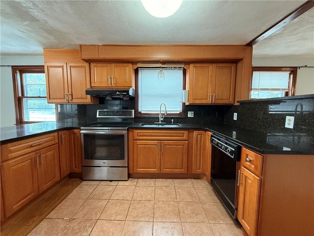 Multi Family at 123 Pleasant Street, Cranston, photo 4 of 41