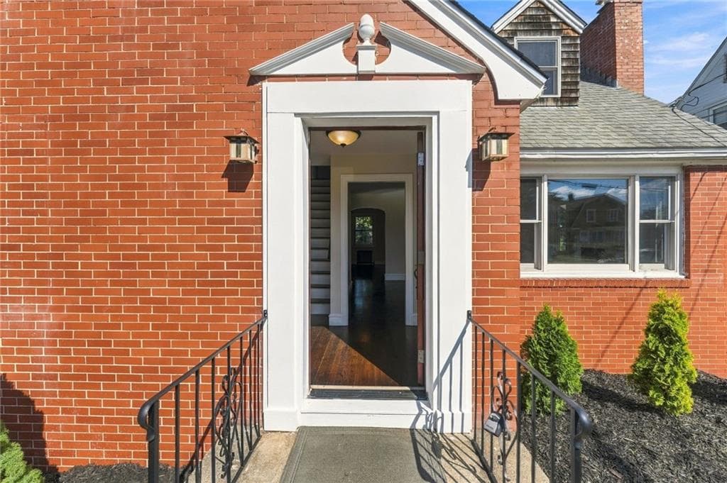 Single Family Residence at 386 Norwood Avenue, Warwick, photo 5 of 47