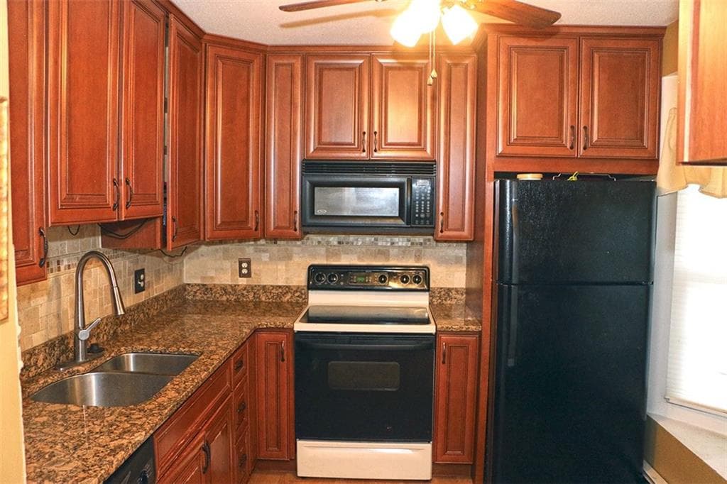 Condominium at 565 Quaker Lane UNIT 95, West Warwick, photo 3 of 15