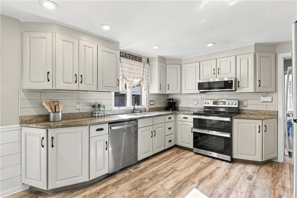 Single Family Residence at 15 Valley View Drive, Smithfield, photo 11 of 45