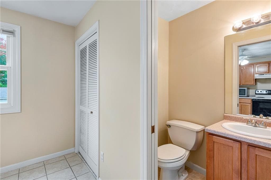 Condominium at 6 Bristol Woods Drive UNIT B, Bristol, photo 9 of 36