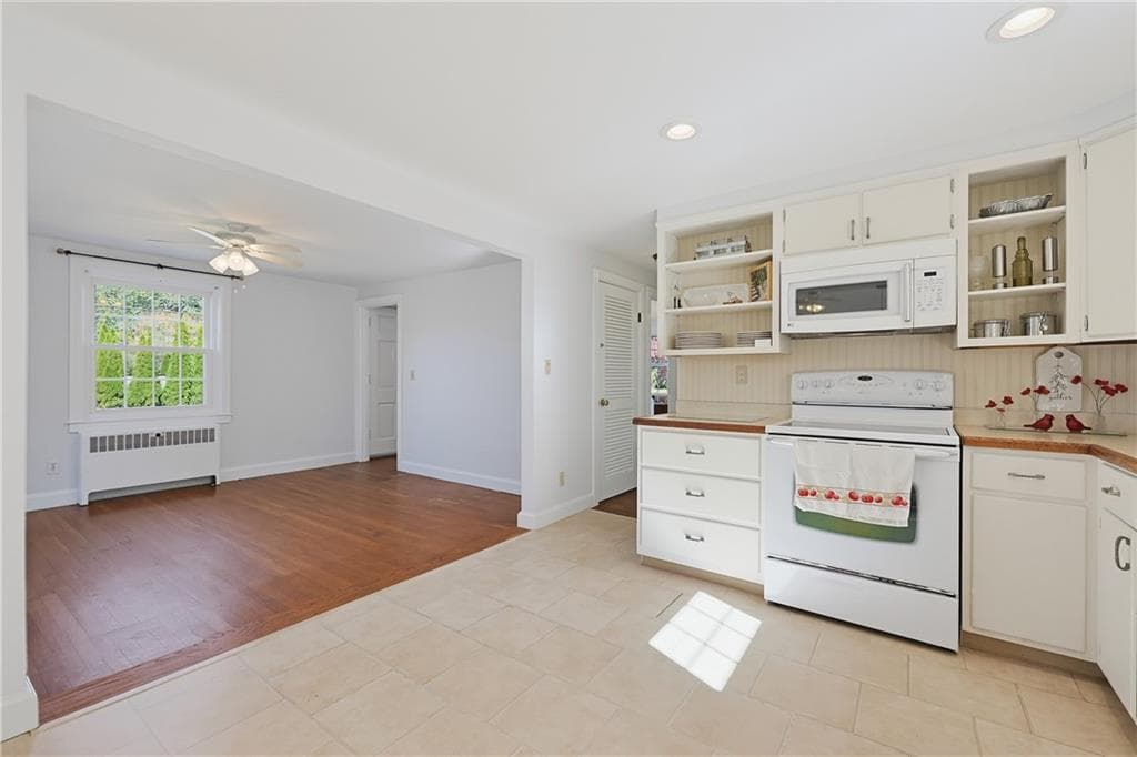 Single Family Residence at 150 Betsey Williams Drive, Warwick, photo 6 of 45