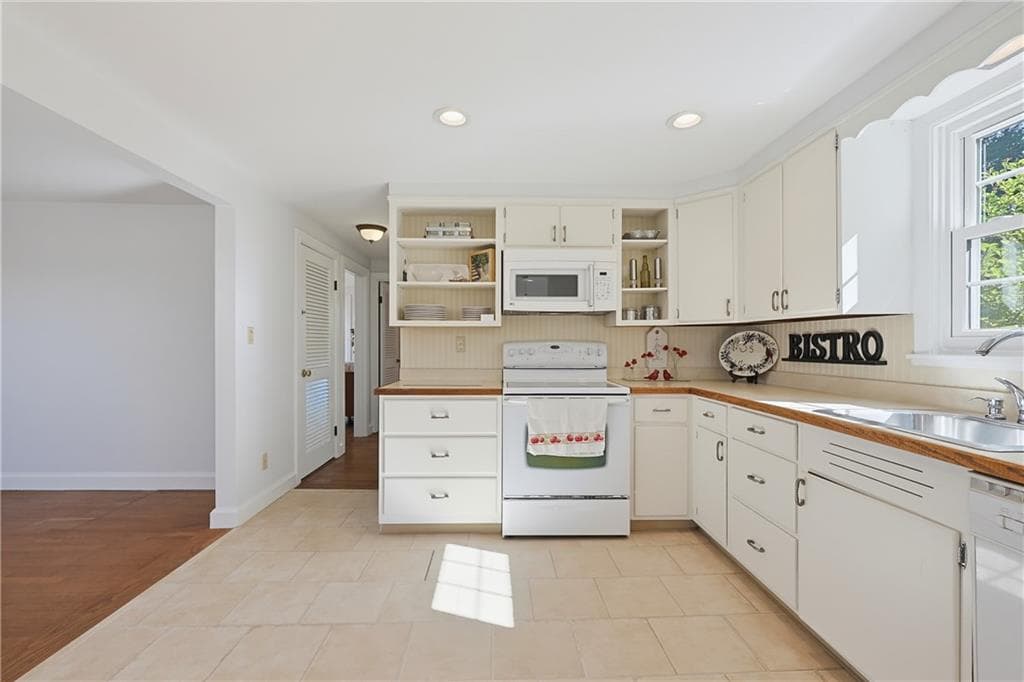 Single Family Residence at 150 Betsey Williams Drive, Warwick, photo 5 of 45