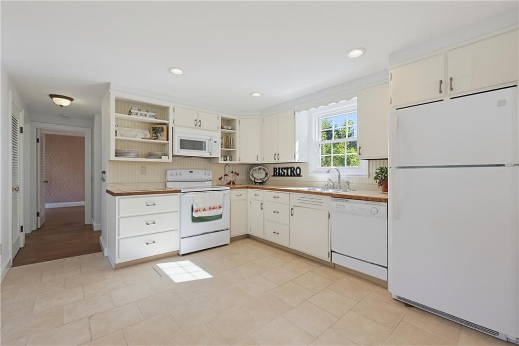 Single Family Residence at 150 Betsey Williams Drive, Warwick, photo 4 of 45