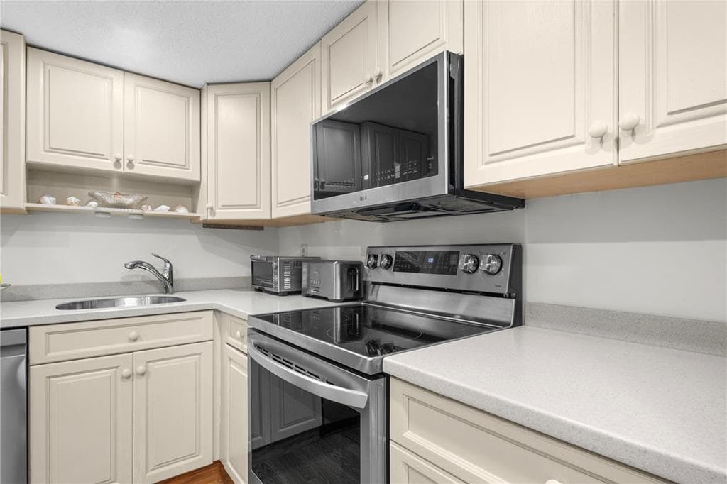 Condominium at 86 Windward Lane, Bristol, photo 10 of 24