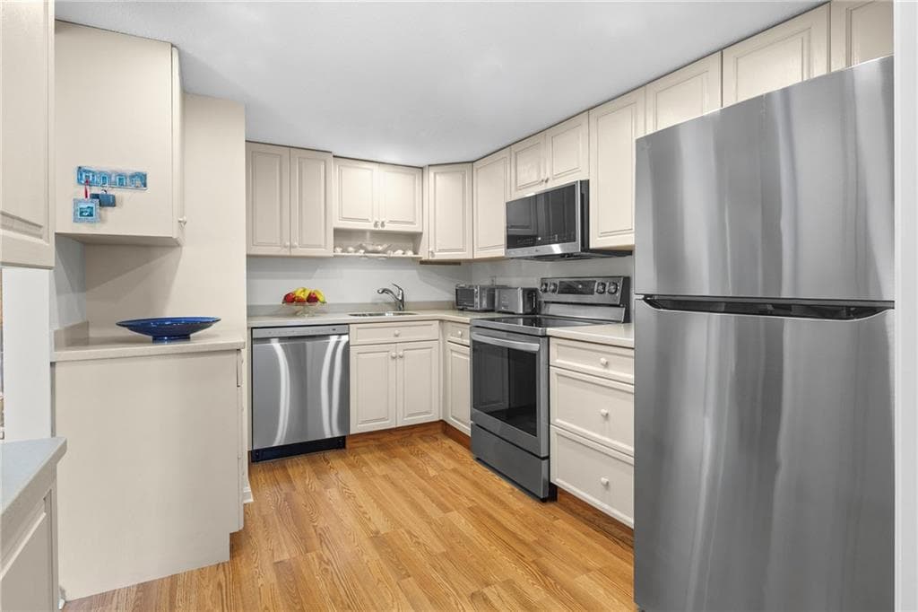 Condominium at 86 Windward Lane, Bristol, photo 8 of 24