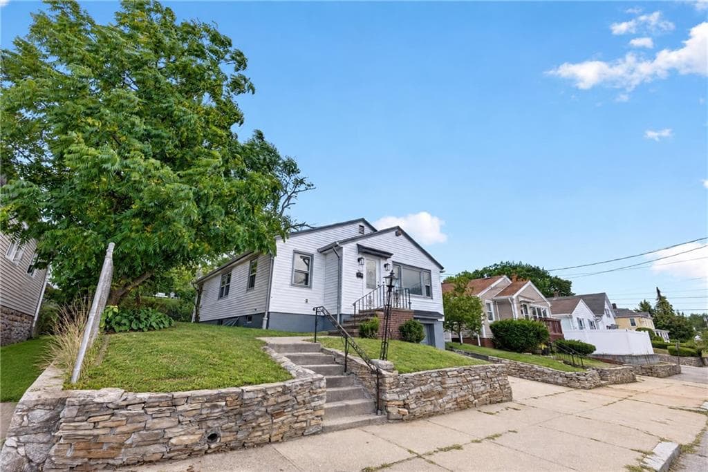 Single Family Residence at 105 Pemberton Street, Providence, photo 2 of 21