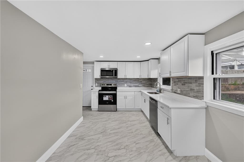 Single Family Residence at 105 Pemberton Street, Providence, photo 7 of 21