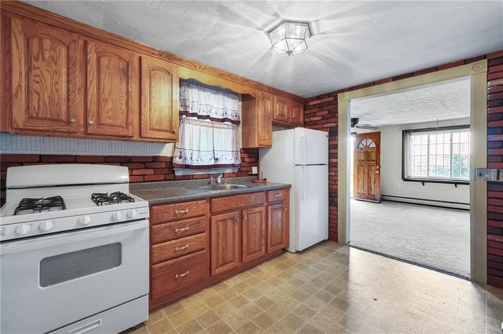 Single Family Residence at 108 Falcon Avenue, Warwick, photo 3 of 18