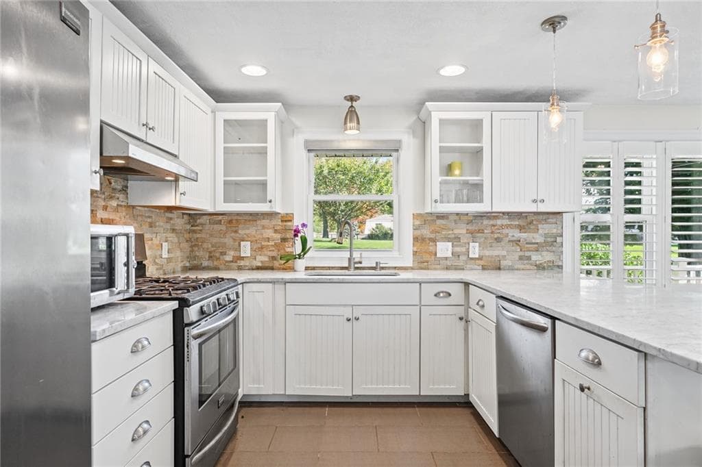 Single Family Residence at 74 Circuit Drive, Narragansett, photo 11 of 48