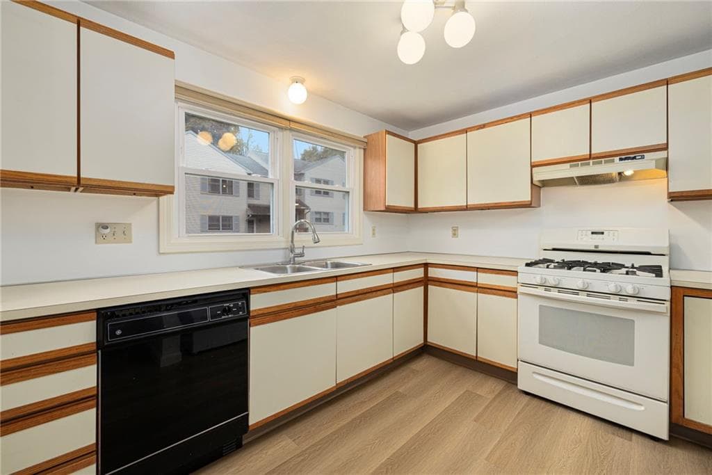 Condominium at 1603 Plainfield Pike UNIT E7, Johnston, photo 2 of 33