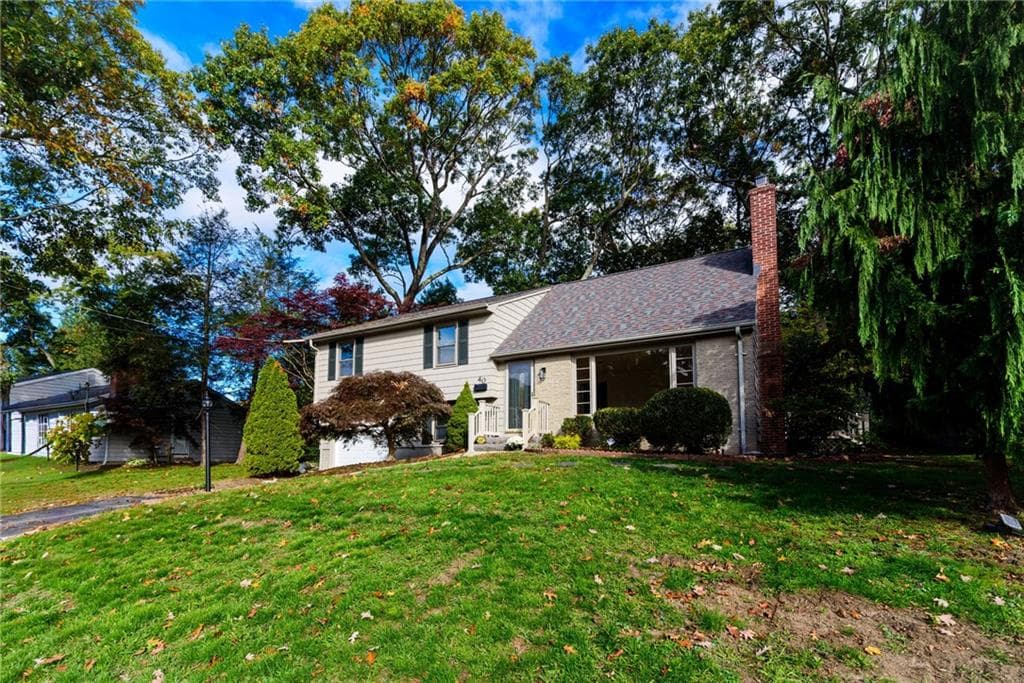 Single Family Residence at 40 Fairfield Drive, North Kingstown, photo 2 of 4