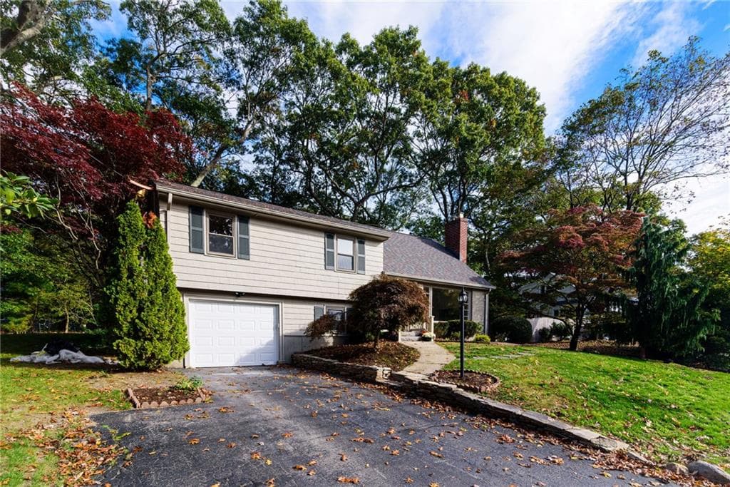 Single Family Residence at 40 Fairfield Drive, North Kingstown, photo 3 of 4
