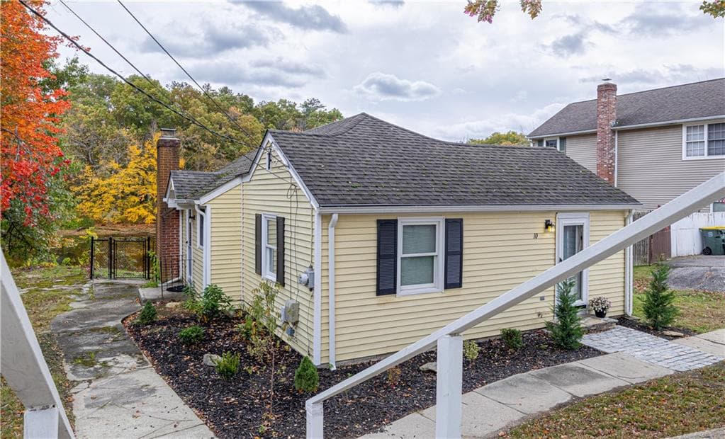 Single Family Residence at 10 Totem Pole Trail, Smithfield, photo 3 of 19