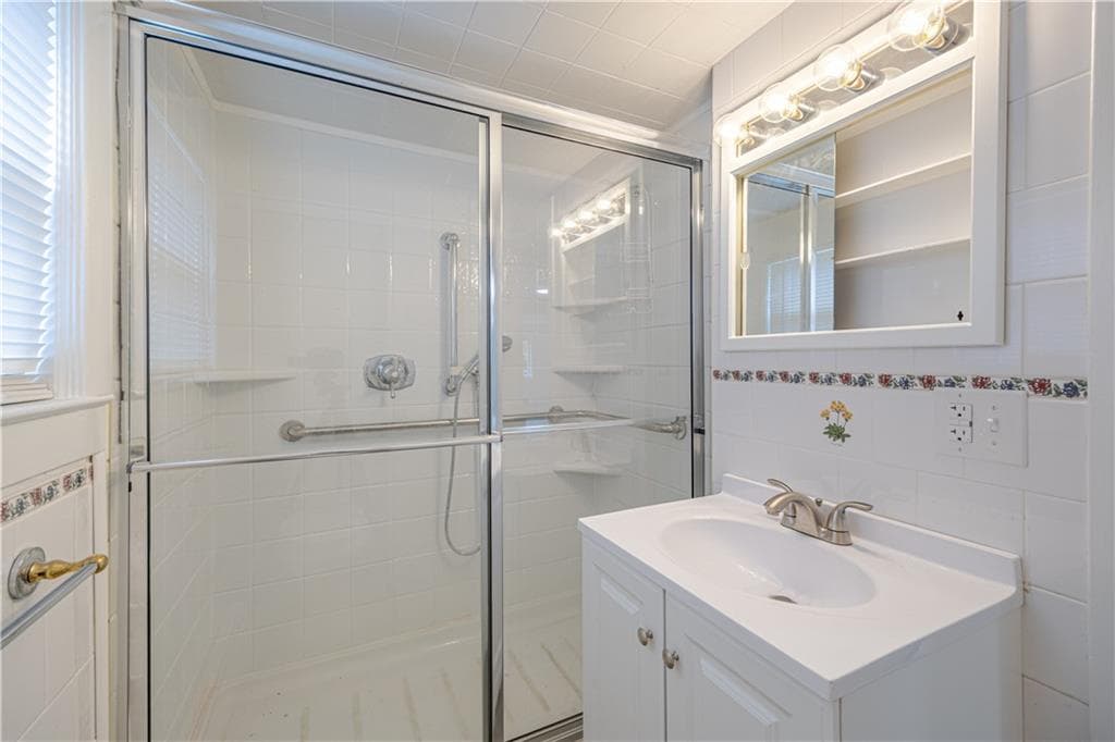 Single Family Residence at 10 Totem Pole Trail, Smithfield, photo 15 of 19