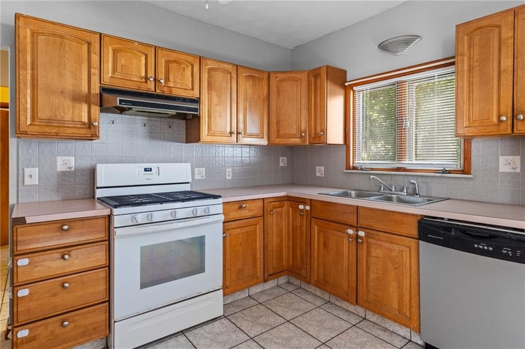 Single Family Residence at 16 Baltimore Street, Providence, photo 11 of 34