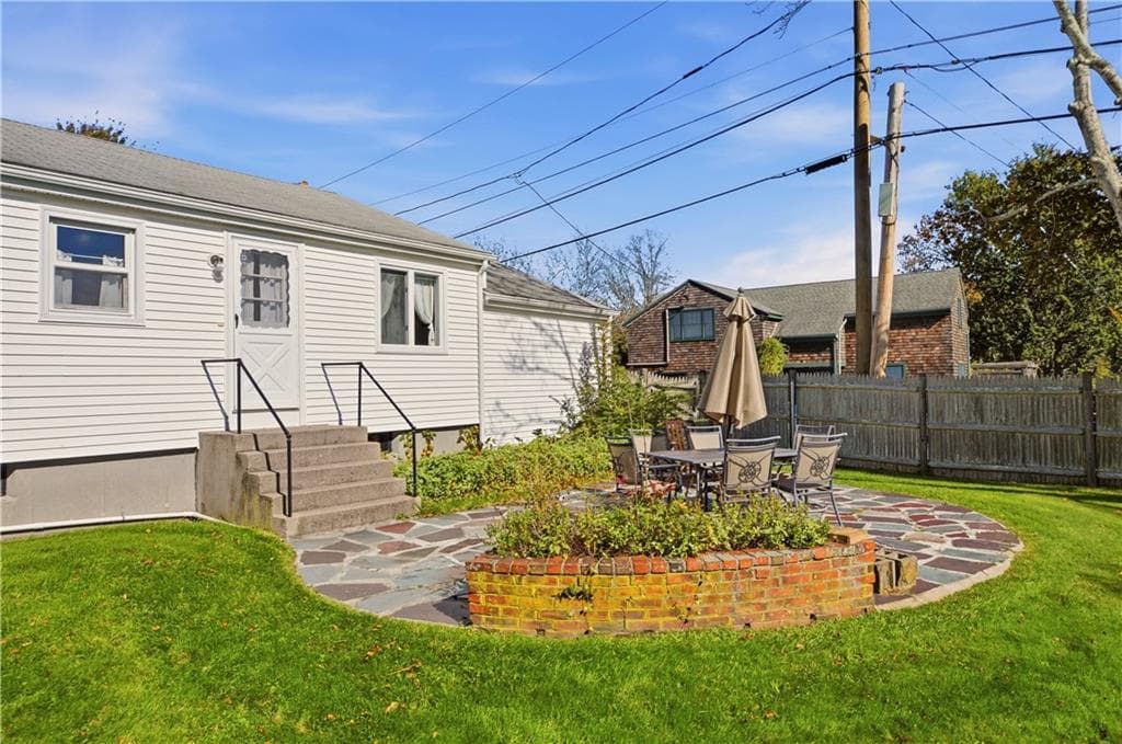 Single Family Residence at 123 Ruggles Avenue, Newport, photo 3 of 31