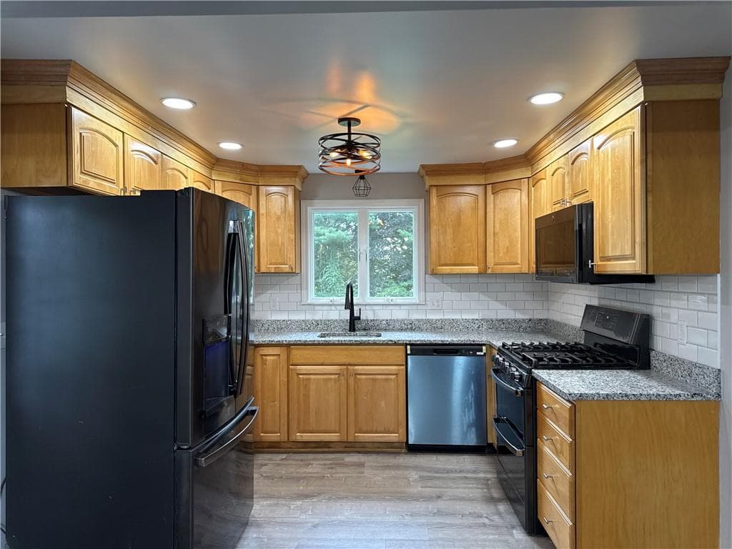 Single Family Residence at 15 Baneberry Drive, Cranston, photo 5 of 19