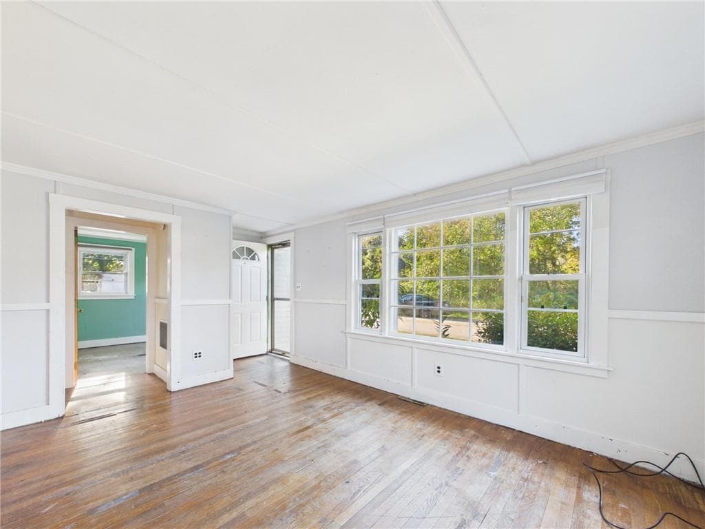 Single Family Residence at 39 Green Kinyon Driftway, Narragansett, photo 5 of 25