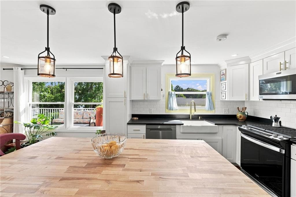 Single Family Residence at 8 Elmhurst Drive, Smithfield, photo 11 of 50