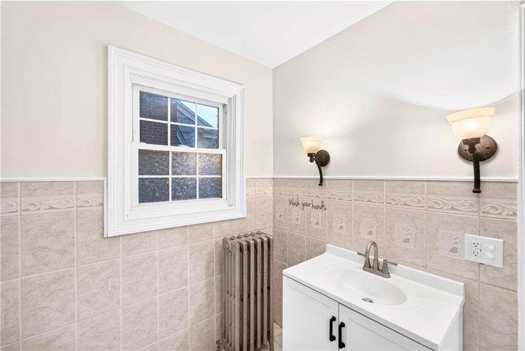 Single Family Residence at 162 Verndale Avenue, Providence, photo 8 of 37
