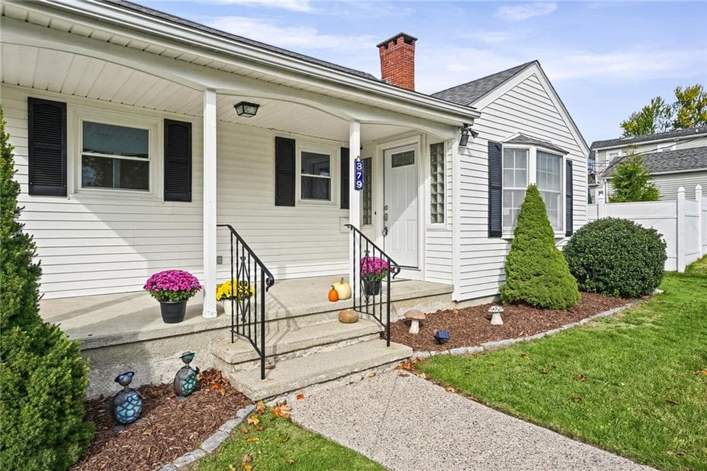 Single Family Residence at 379 Dover Avenue, East Providence, photo 3 of 46