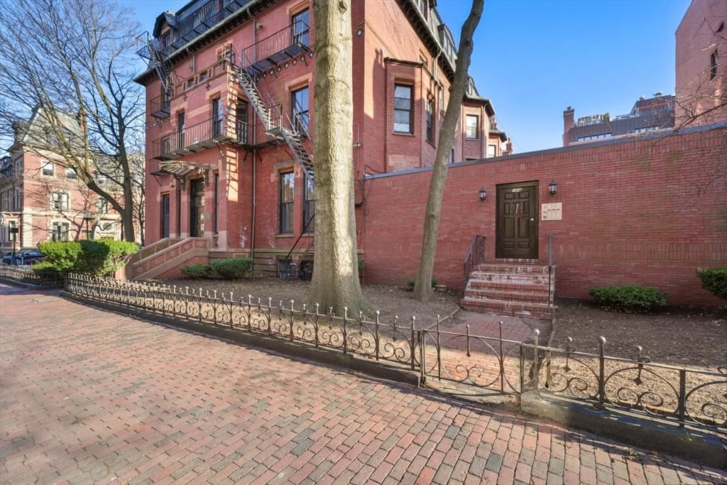 5+ Family - Rooming House at 164 Marlborough St, Boston MA 02116, photo 13 of 15