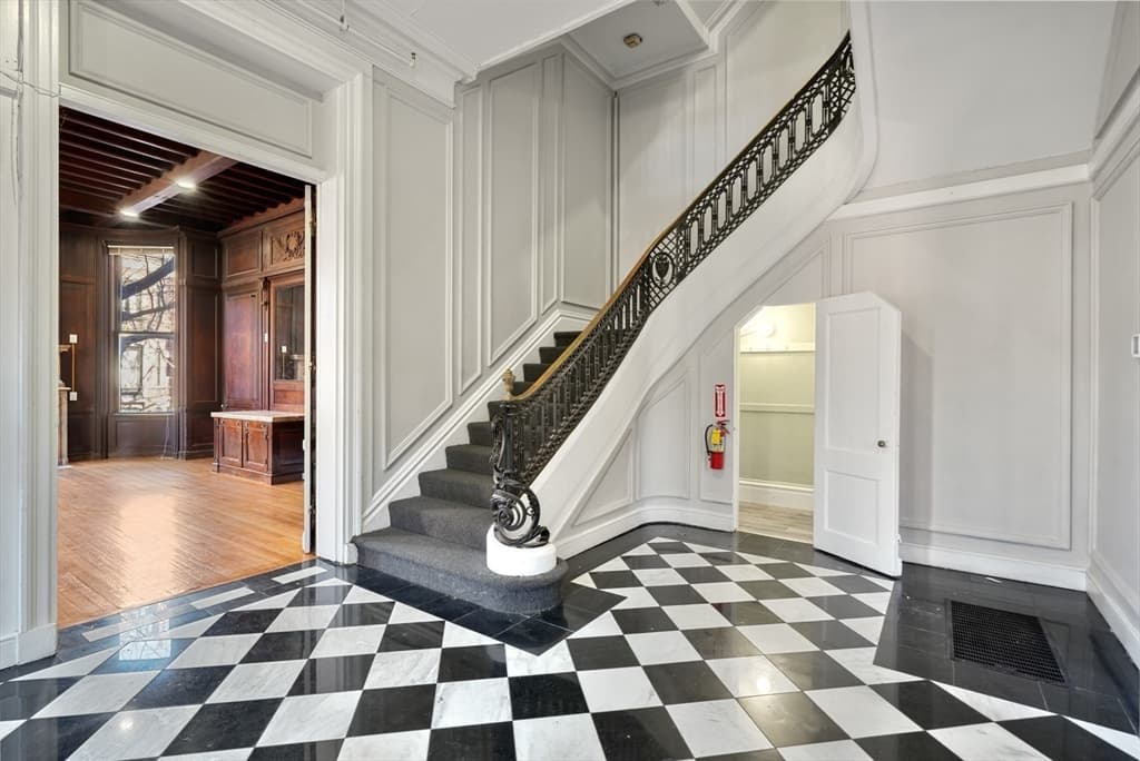5+ Family - Rooming House at 164 Marlborough St, Boston MA 02116, photo 4 of 15