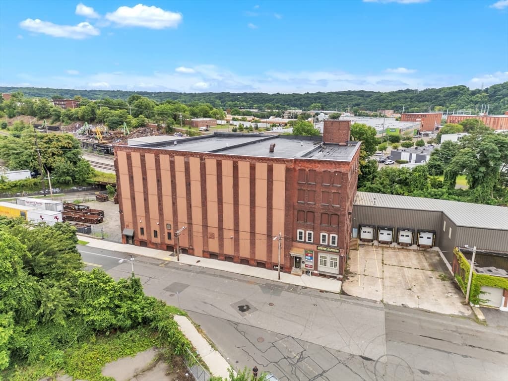 12 Crescent St, Holyoke MA 01040