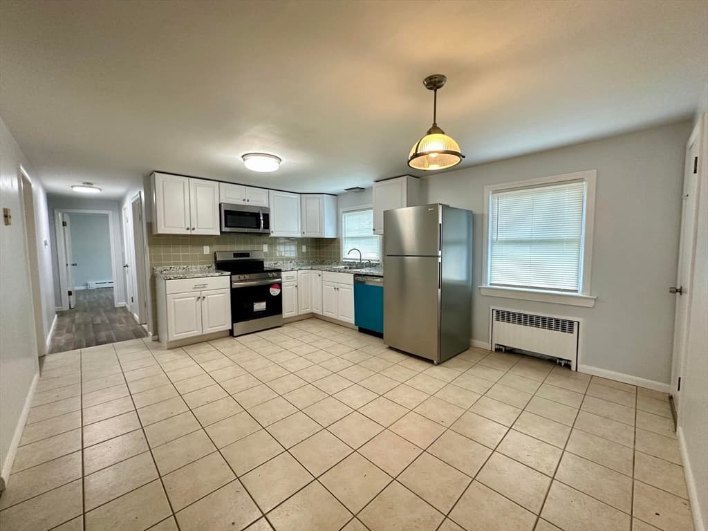 137 Carroll St, Springfield MA 01108 photo 2