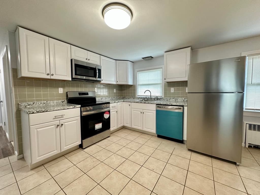 137 Carroll St, Springfield MA 01108 photo 3