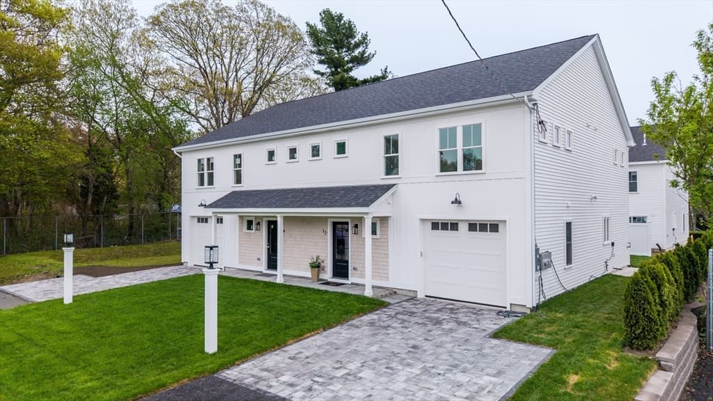 14 Hayes St # 1, Acushnet MA 02743