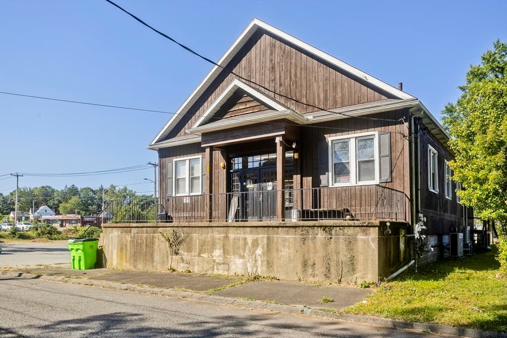 52 Gladdu Ave, Chicopee MA 01020
