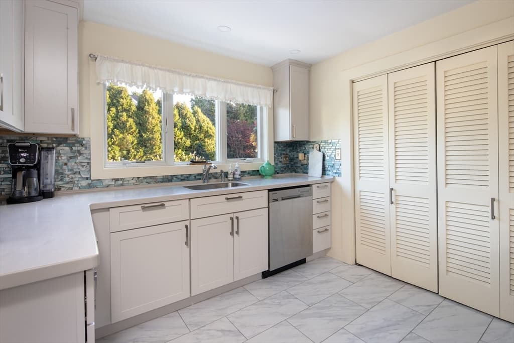 Single Family Residence at 4 Blackhall Ct, Marion MA 02738, Marion, photo 13 of 42