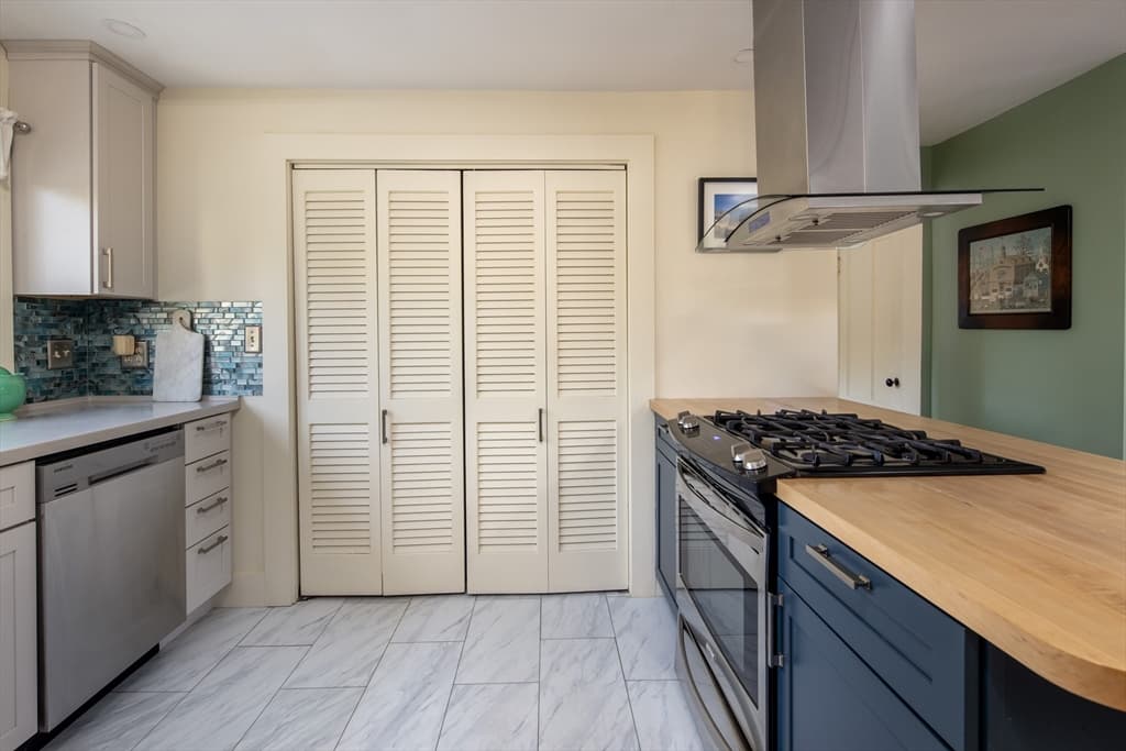 Single Family Residence at 4 Blackhall Ct, Marion MA 02738, Marion, photo 12 of 42