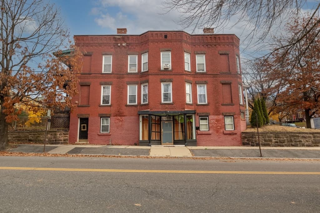 301-303 Linden St, Holyoke MA 01040 photo 4