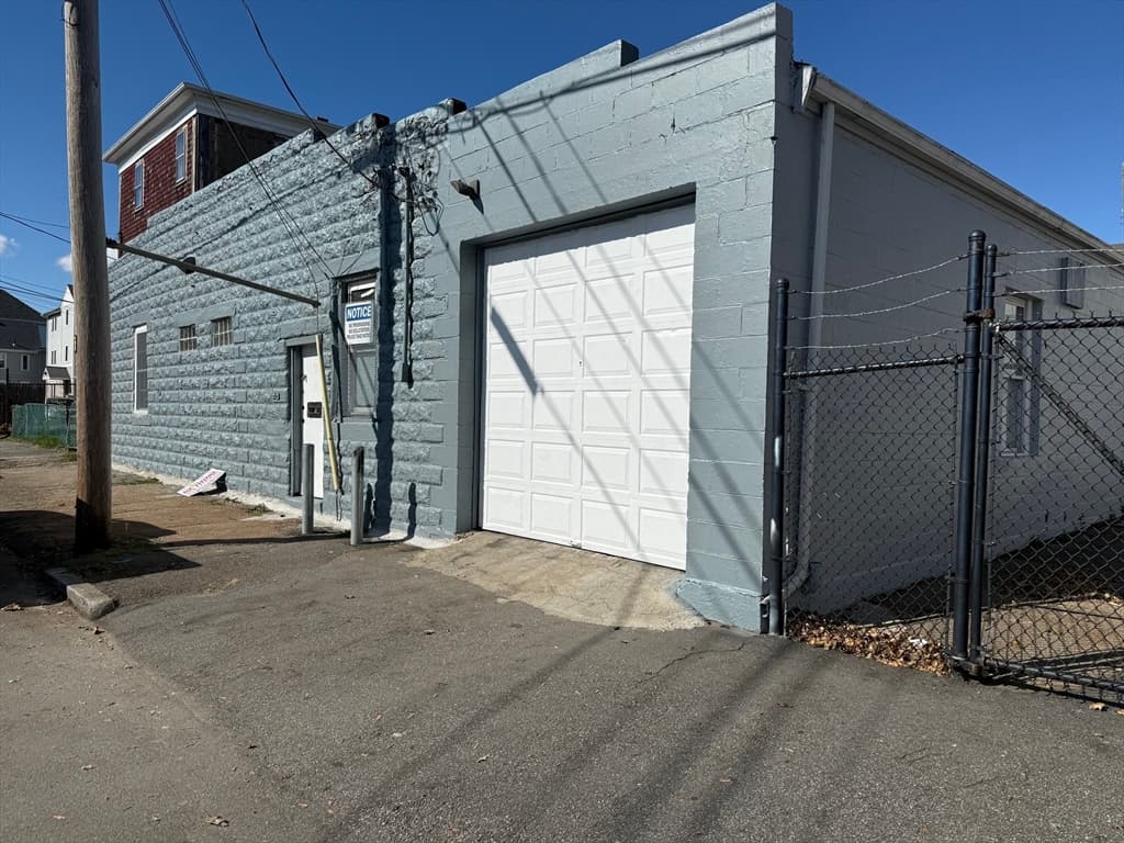 31 Scott St, New Bedford MA 02744